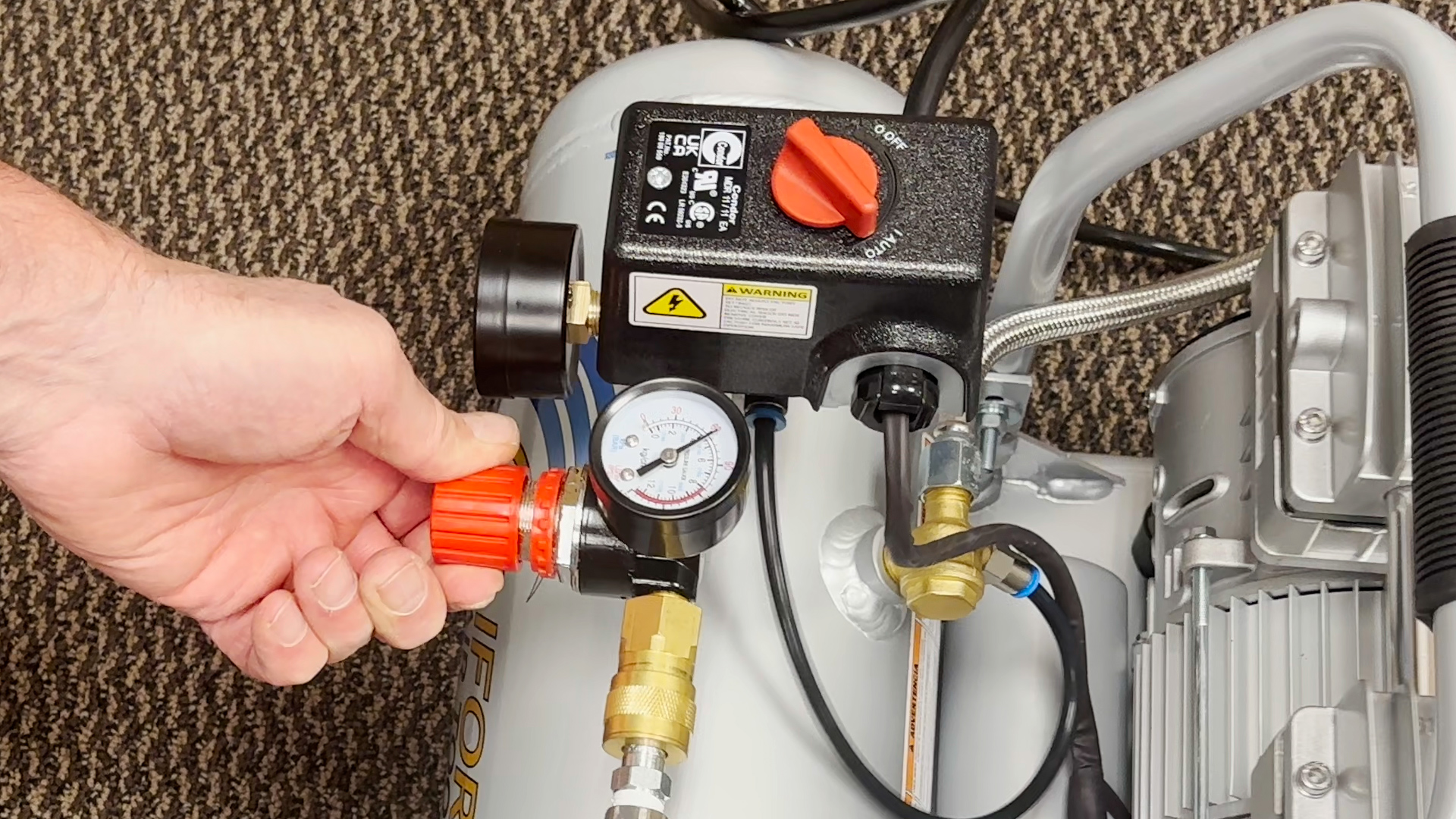 Adjusting the pressure gauge at the air compressor