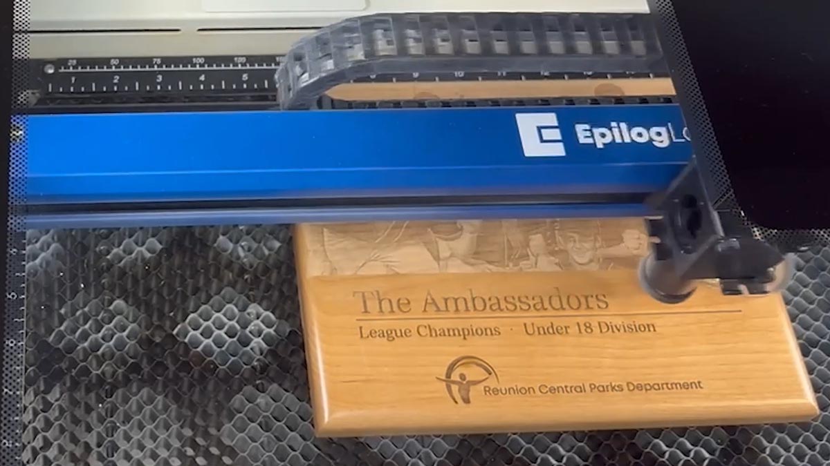 laser engraved plaque with isolate text technique