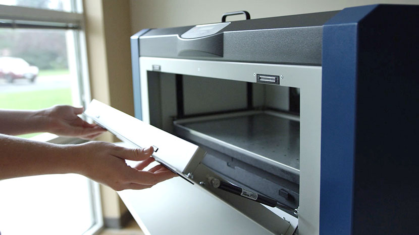 The front safety-interlocked door provides further access to the engraving area. Opening the Mini's front door.