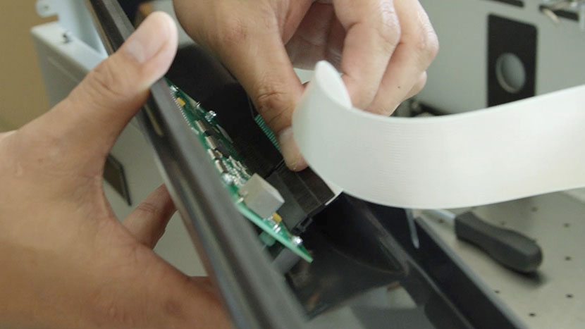 Plug the flex cable into the keyboard Plugging the flex cable into the PCB