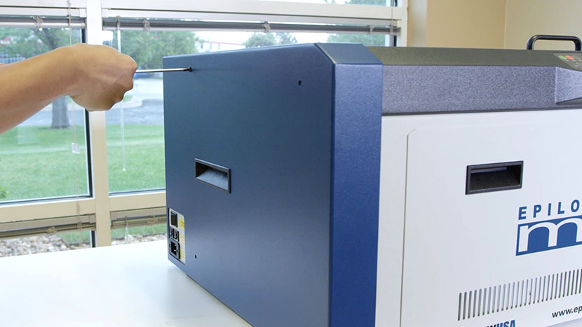 Insert the screws on the left side panel's main face Inserting the screws on the main face of the left side panel