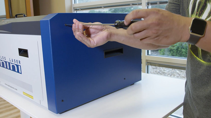 Remove the screws on the right panel's main face. Removing the screws on the right panel's main face.