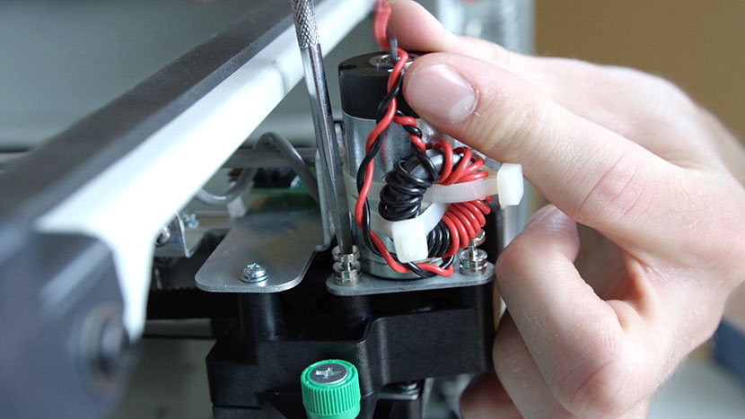 Tighten the captive X-Motor mounting screws. Tightening the captive motor mounting screws.