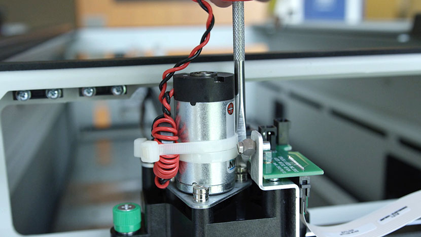 Tighten the captive X-Motor mounting screws. Tightening the captive motor mounting screws.