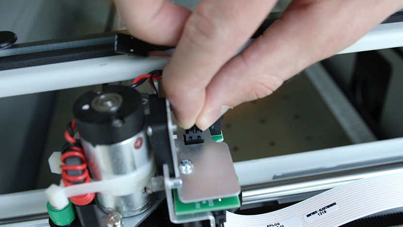 Plug the motor connector into the circuit board. Connecting the motor plug into the circuit board.