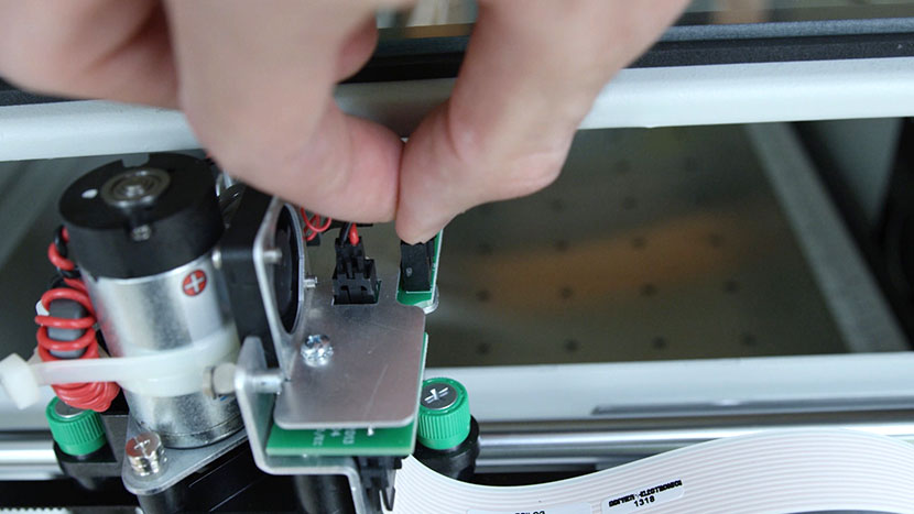 Plug the fan connector into the circuit board. Connecting the fan plug into the circuit board.