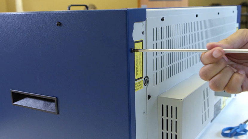 Insert the screws on the right side panel's main face. Inserting the screws on the main face of the right side panel.