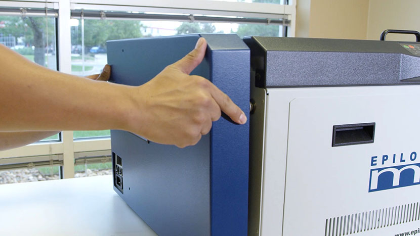 Insert the screws on the right side panel's back face. Inserting the screws on the back of the right side panel.