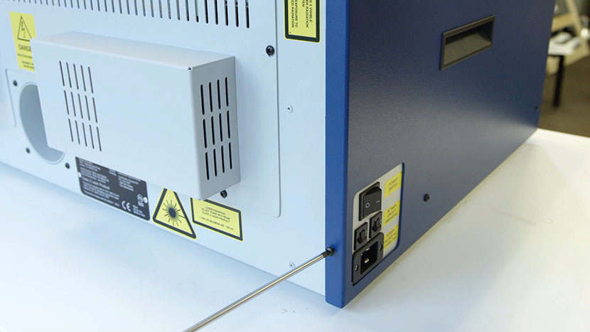 Insert the screws on the left side panel's main face. Inserting the screws on the main face of the left side panel.