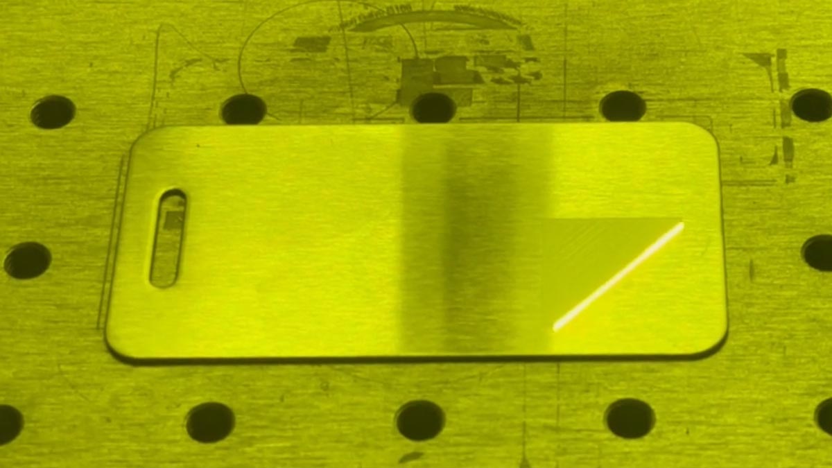 Engrave the white polish mark The laser will engrave the white polish mark