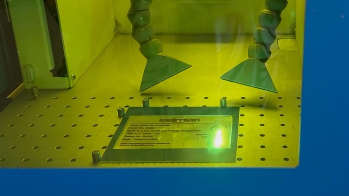 Laser Engraving The door closes automatically and starts engraving with variable data