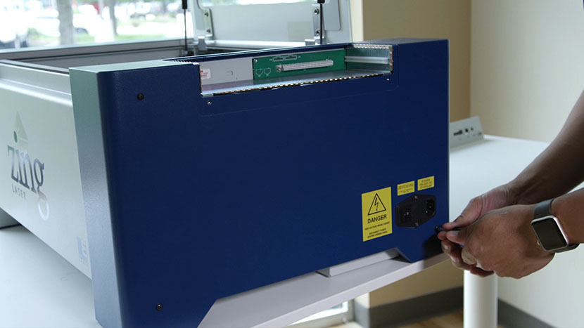 Remove the right side panel's side screws. Removing the right side panel's side screws.