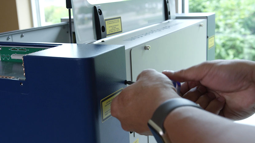 Tighten the side panel's back screw. Tightening the side panel's back screw.