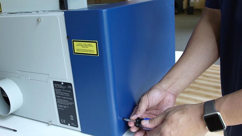 Remove the left panel's screws. Removing the left panel's screws.