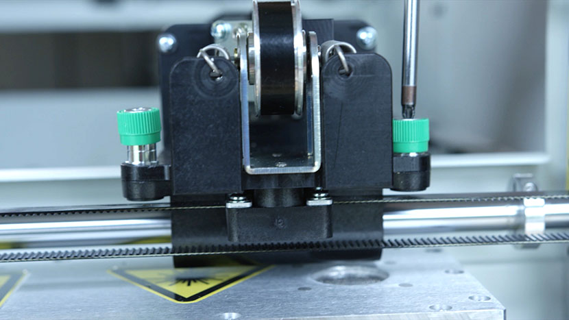 Loosely install the two green captive screws Screwing in the left green captive screws.