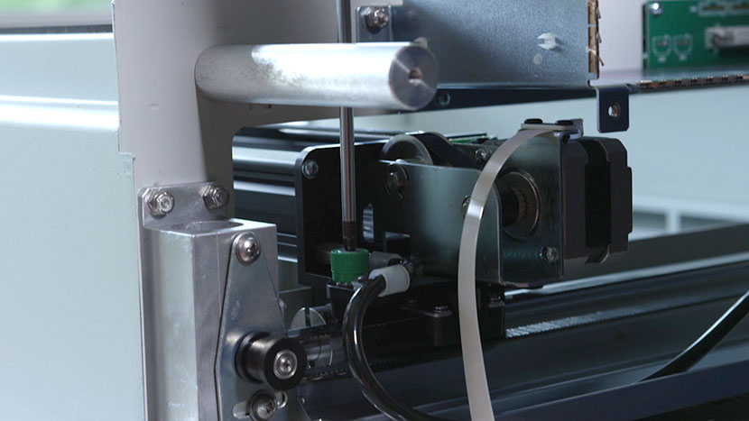 Loosely install the front green captive screw. Screwing in the front right captive screw.