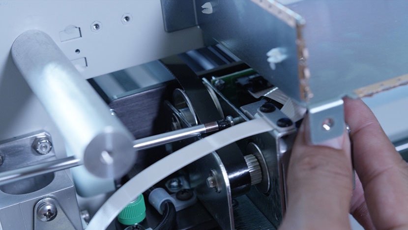 Install the top mounting screw. Inserting the top x-motor mounting screw.