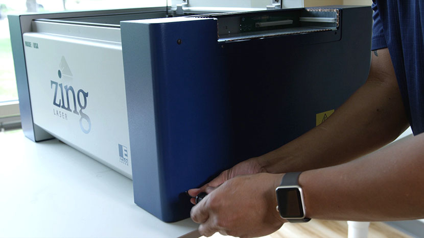 Tighten the side panel's side screws. Tightening the side panel's side screws.