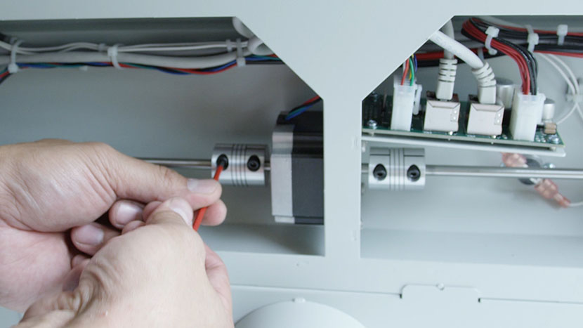 Loosen the hex screws on the left drive coupler. Loosening the hex screws on the left drive coupler.