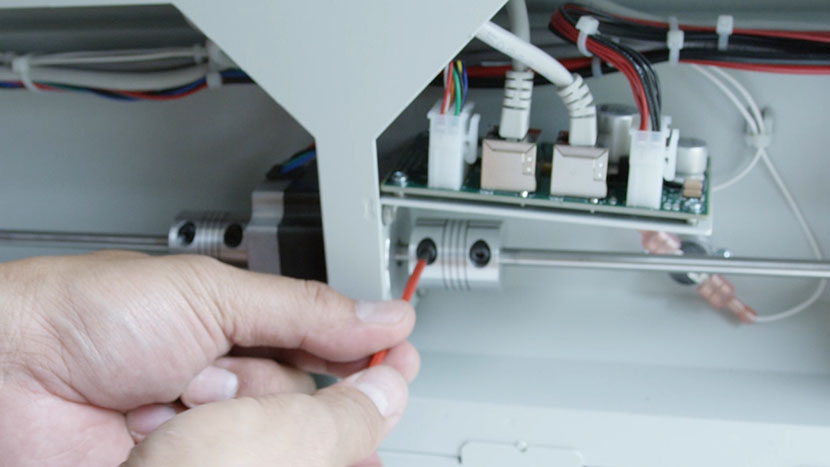 Loosen the hex screws on the right drive coupler. Loosening the hex screws on the right drive coupler.