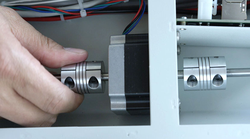 Manually turn the couplers to make sure they are in sync. Turning the left coupler to make sure it is in sync with the right coupler.